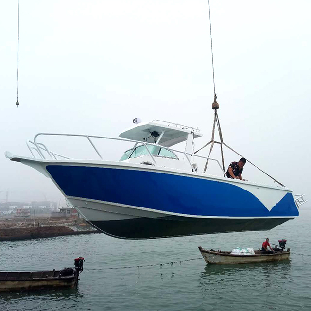 Half cabin sport fishing boat