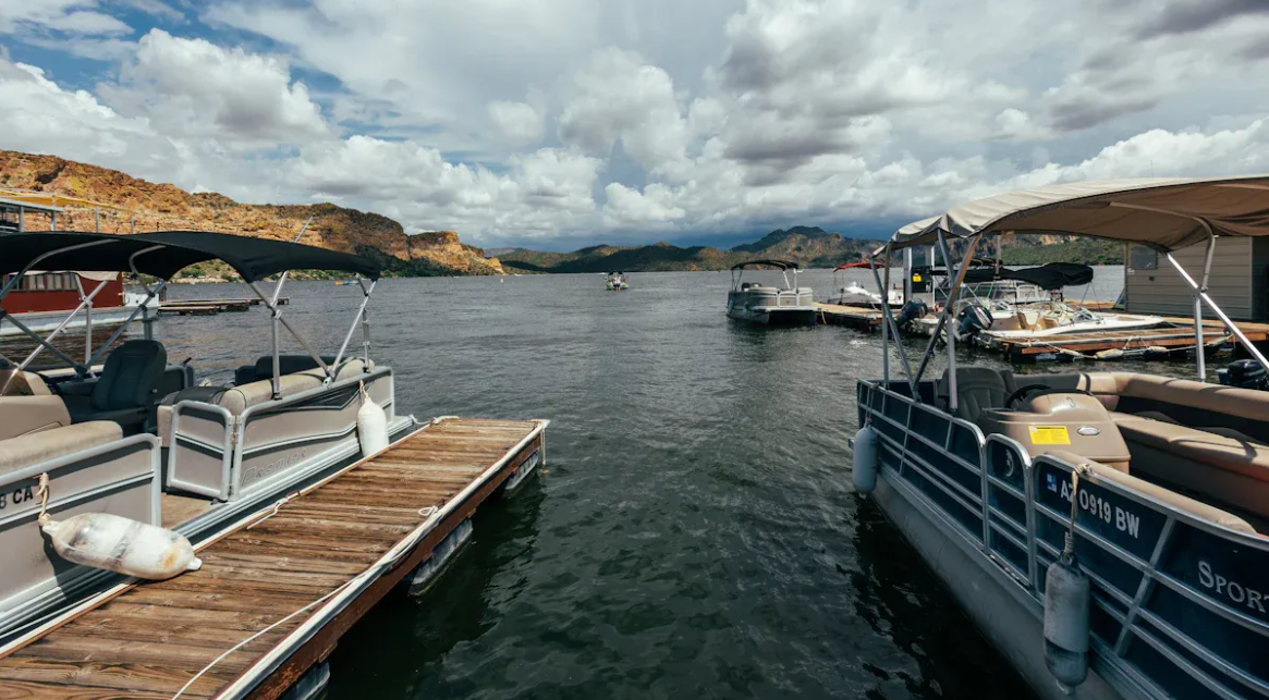 Deck boat vs Pontoon